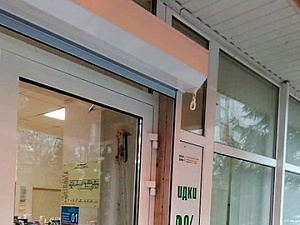 Изготовление входной алюминиевой двери для аптеки  от компании ООО Алькон